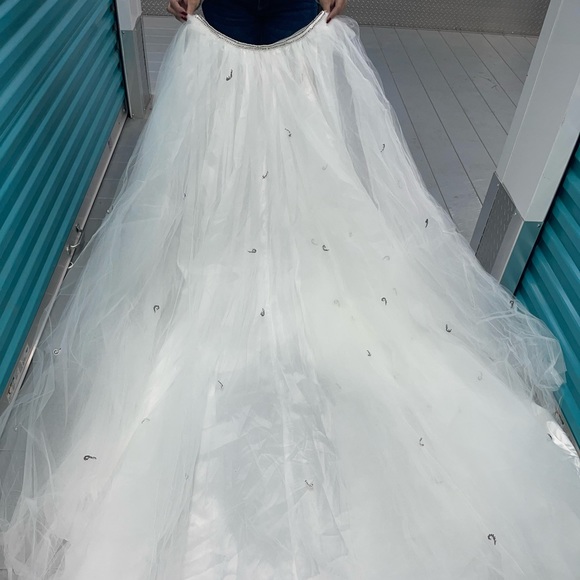 Preowned Eva Scaasi Wedding Dress (with veil & cathedral train included) Size 4 - Picture 4 of 7